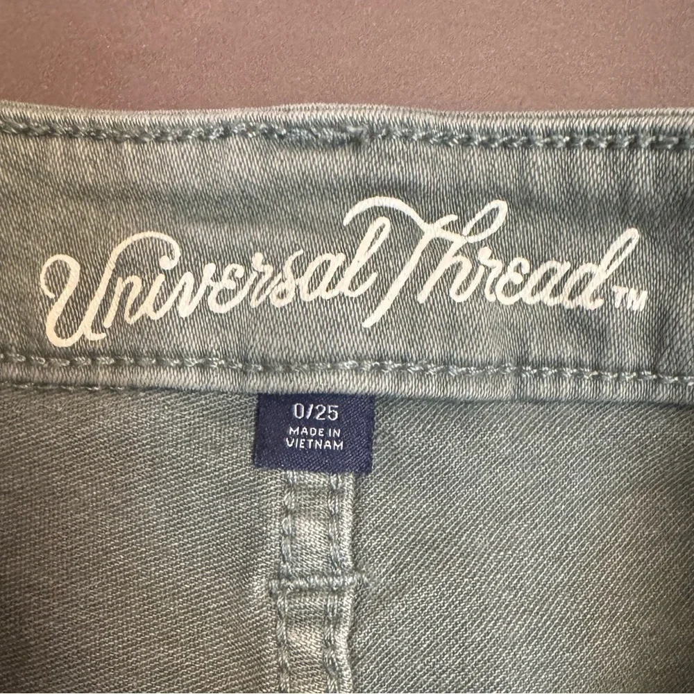 UNIVERSAL THREAD High Rise Midi Olive Green Cuff Stretch Jean Shorts SZ 25 EUC
